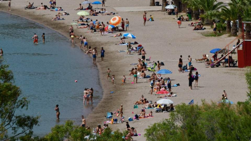 Масово меле на гръцки плаж заради момичета