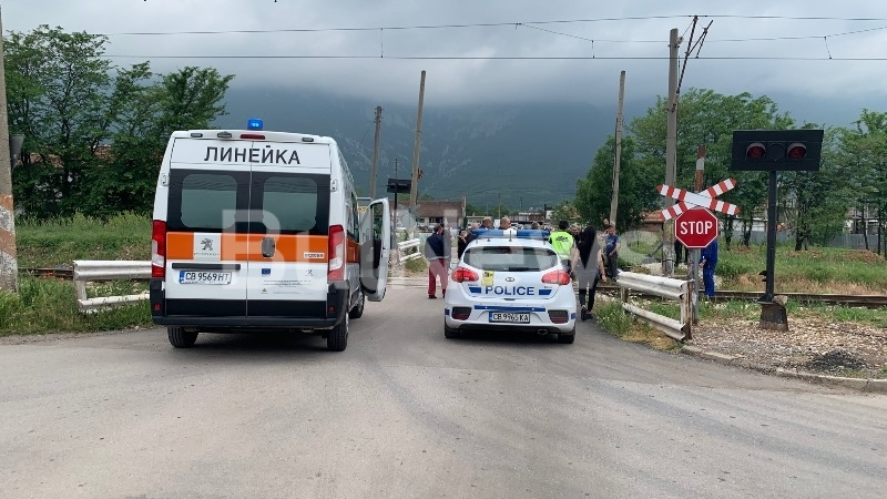 Влак помля „Ауди“ край Враца, хвърчат линейки и полиция СНИМКИ 