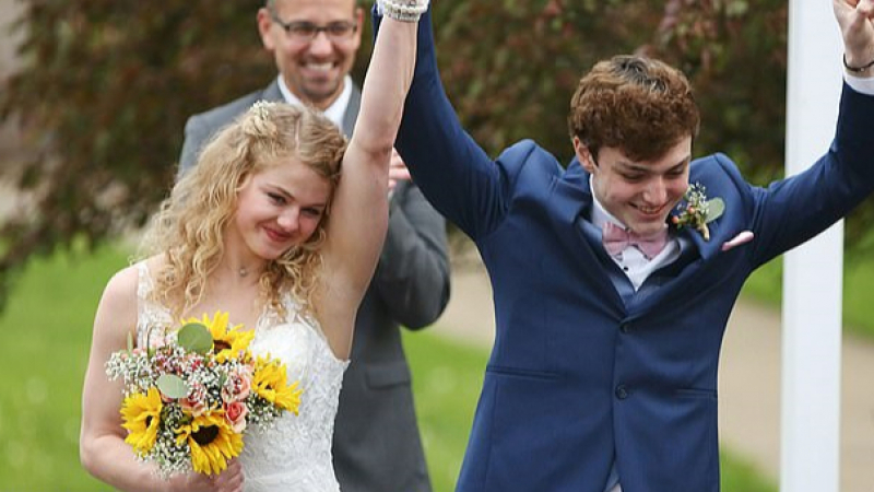 Покъртително: Умиращ от рак младеж се венча на алеята, на която за първи път целунал приятелката си