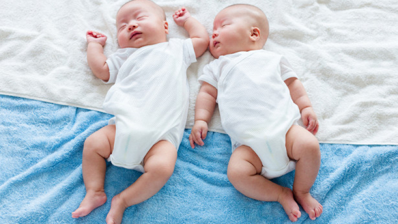 Жена роди близнаци, но баща им я напусна веднага, след като видя документите на едното бебе