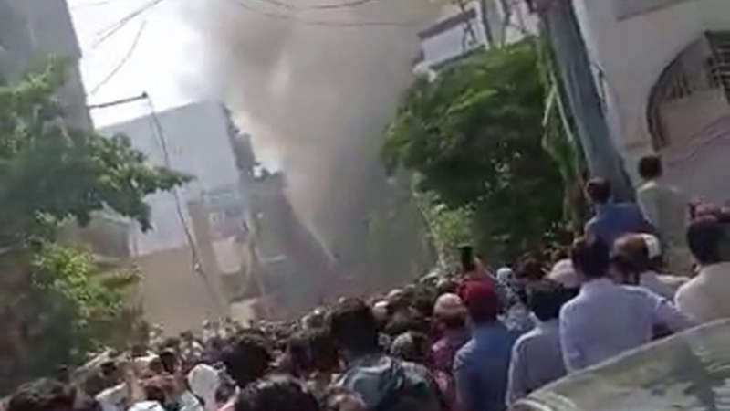 Извънредно! Airbus A320 с над 100 души на борда рухна върху къщи в Карачи, има много жертви  ВИДЕО