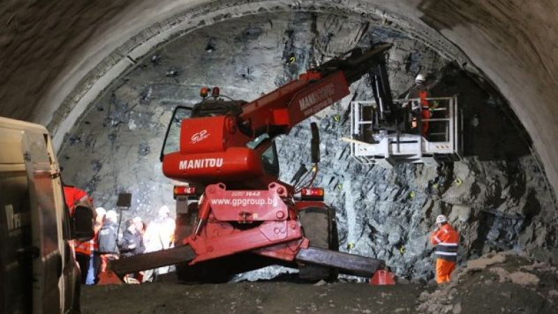 Прокопани са 800 метра от най-дългия тунел у нас СНИМКИ