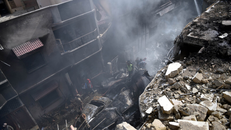 С очите на очевидец: Ето как точно падна самолетът в Пакистан ВИДЕО
