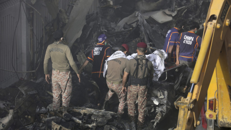 Първа версия за самолетната трагедия в Пакистан