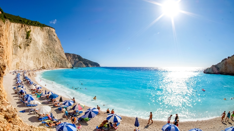 В Гърция свалят цените за българите на плажа