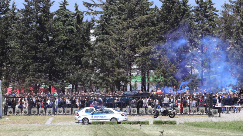 Екшънът с абитуриентите, развилнели се в София, продължава, полицията изпраща подкрепление