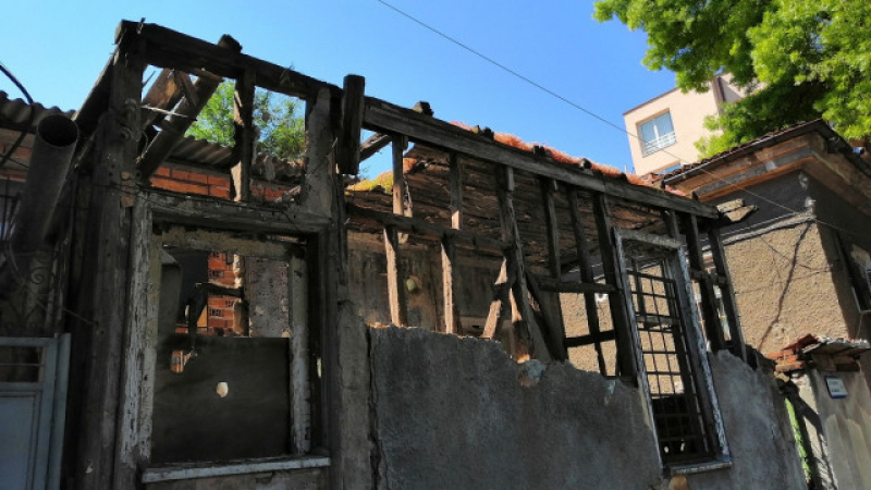 Изгорял покрив в Пловдив се превърна в... СНИМКИ  