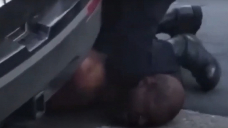 Смразяващо ВИДЕО Полицай задуши до смърт чернокож арестант в Минеаполис 
