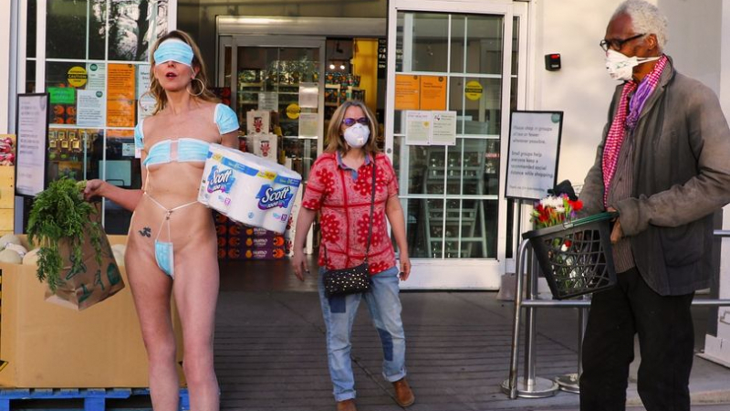 Скандал: Гола артистка протестира само "по маски" срещу карантината СНИМКИ 18+ 