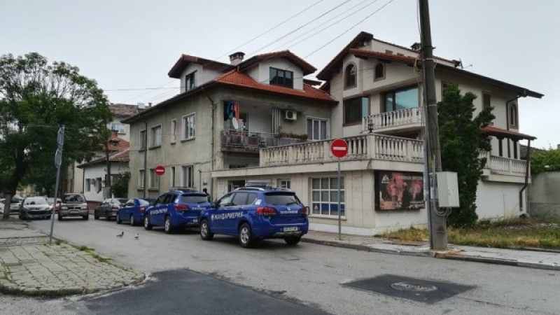 Жандармерия обгради къщата на зам.-министър в Ботевград СНИМКИ