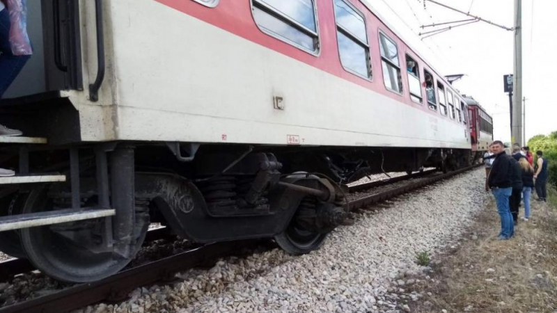 Зрелищни СНИМКИ от жестокия екшън между джип и дерайлирал влак на гара Пордим 