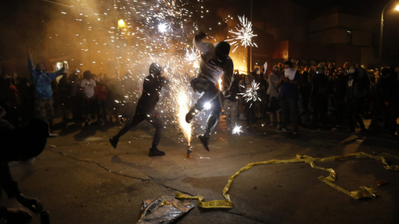 Минеаполис е на ръба на гражданска война, заради удушения от полицаи чернокож ВИДЕО