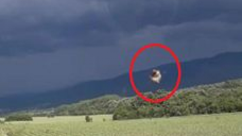 Мистерия в небето над България: Мъж се опита да заснеме буря, но улови на ВИДЕО... 