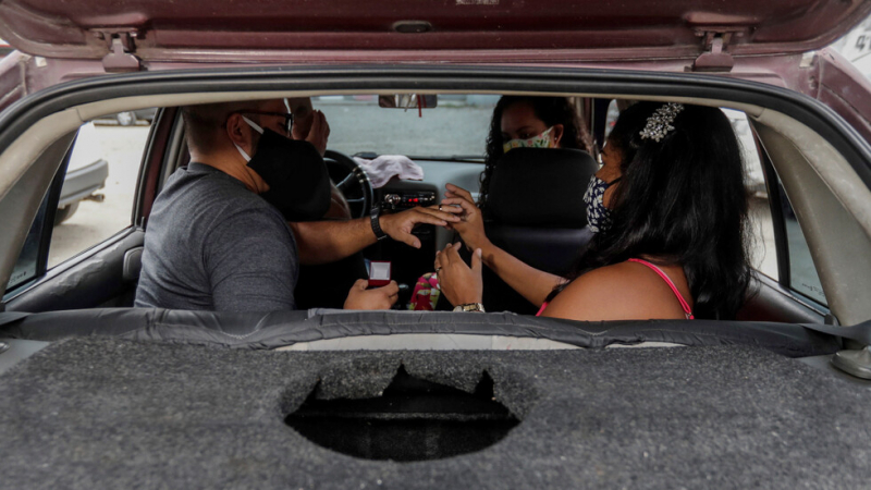 Бразилци си казват "да" на автосватби заради пандемията СНИМКИ
