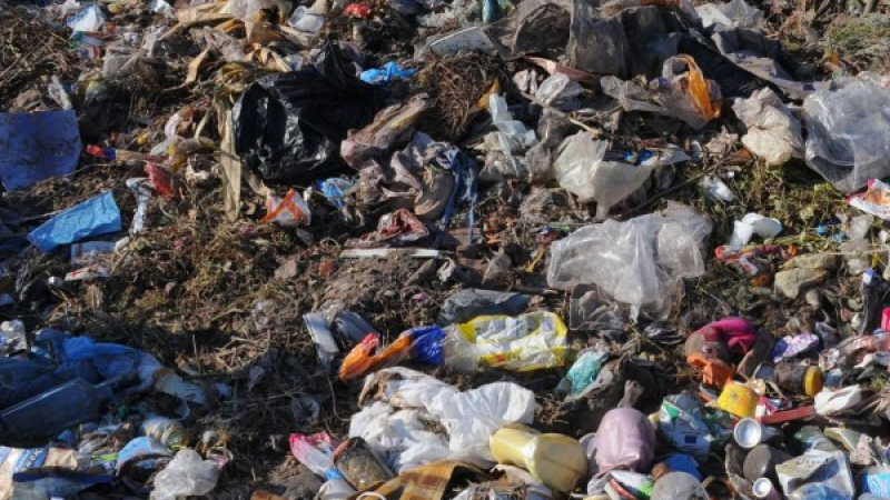 Откриха сериозни количества боклук с неясен произход в Червен бряг