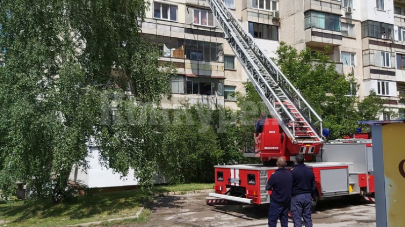 Пожарникари щурмуваха апартамент във Враца през терасата и изтръпнаха от видяното СНИМКИ