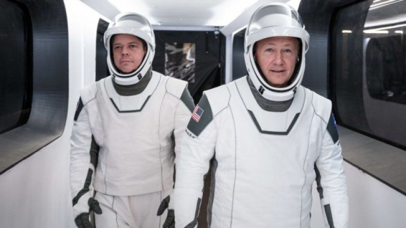 Астронавтите на НАСА вече са на борда на Crew Dragon НА ЖИВО