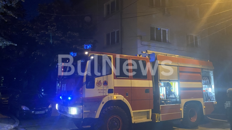 Извънредно: Голям пожар до полицията във Враца, районът е отцепен СНИМКИ 