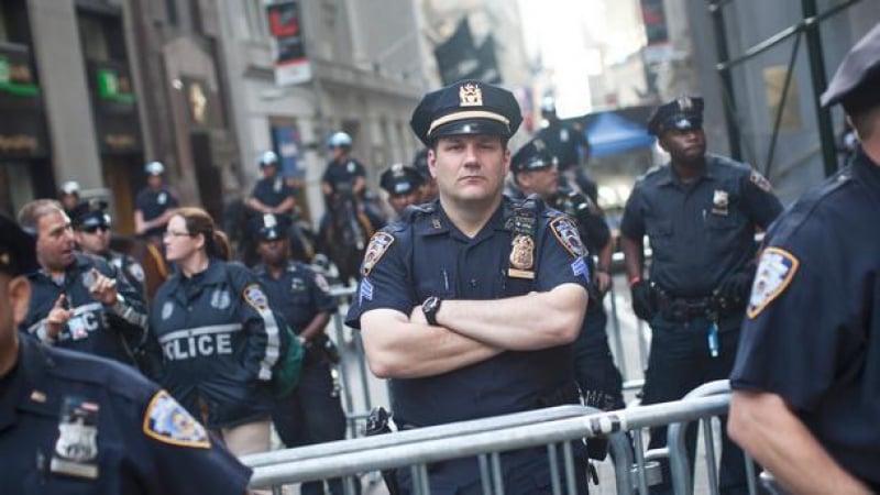 В Ню Йорк става страшно! Полицията блокира подходите към полицейските участъци