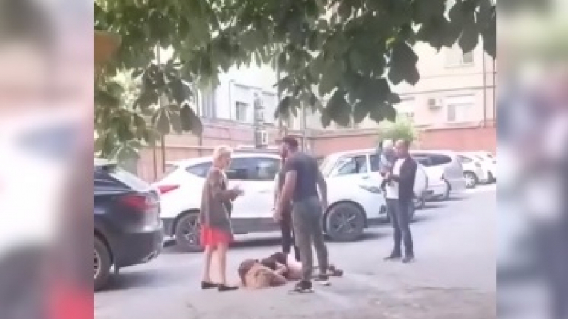 Потресаващи кадри 18+ Мъж бие до кръв момиче пред бременната си жена