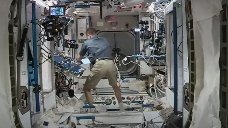НА ЖИВО: Капсулата на SpaceX се скачи с МКС, астронавт по шорти отваря люка