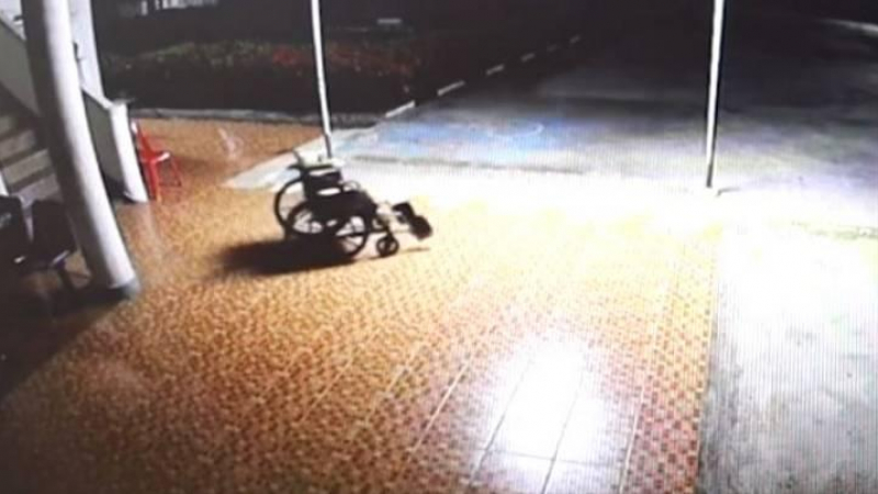 Зловещо: Призрак на починала пациентка си бута инвалидната количка ВИДЕО