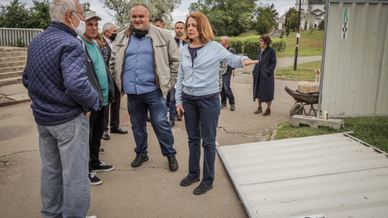 Фандъкова инспектира изграждането на фитнес на открито и площадка за кучета в столицата СНИМКИ