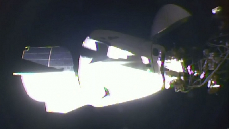 НЛО следили стиковането на Dragon на SpaceX с МКС ВИДЕО