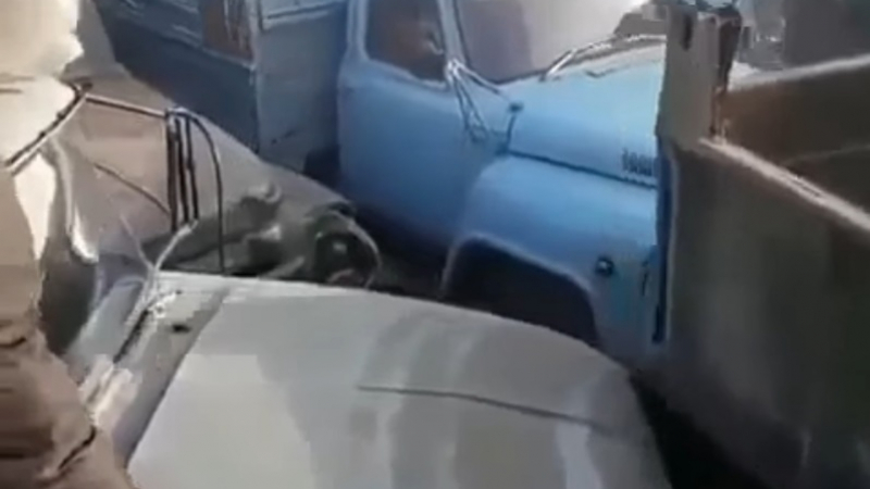 Вижте уникалната битка без правила на тези шофьори на камиони ВИДЕО