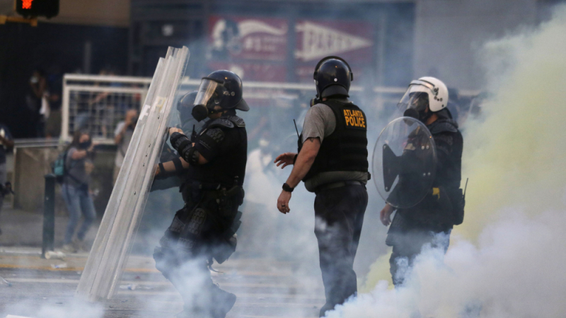 Екшън: В Атланта полицията използва сълзотворен газ срещу протестиращите ВИДЕО