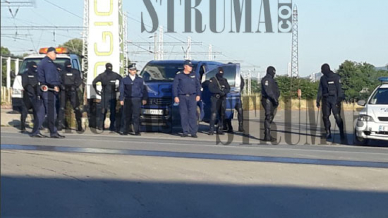 Петрич осъмна под полицейска обсада, проверяват се знакови фигури от ъндърграунда СНИМКИ 