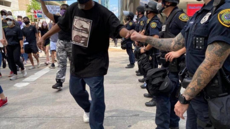 Татуировка на американски полицай от протестите втрещи целия свят СНИМКИ