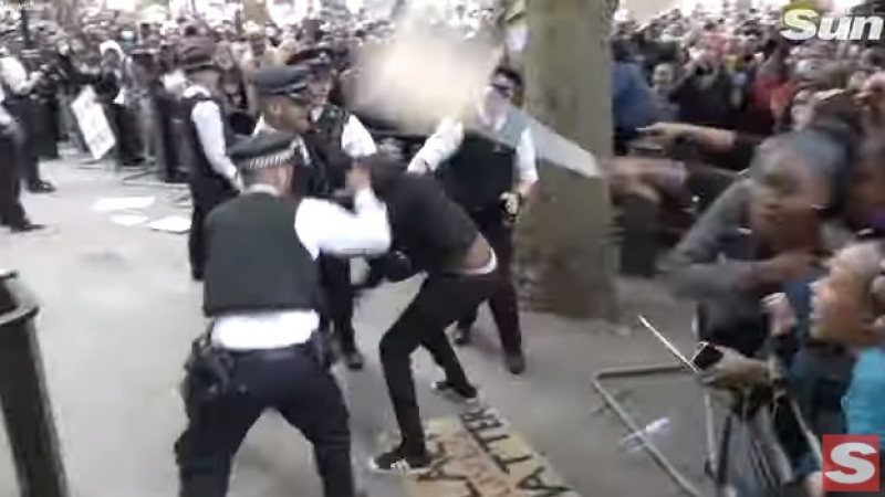 Шок и ужас в Лондон: Озверяла тълпа щурмува резиденцията на Борис Джонсън ВИДЕО 18+
