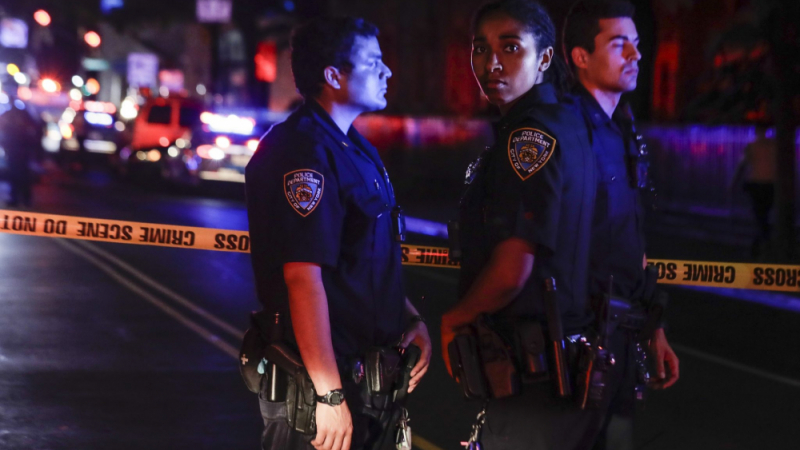 Кървава свада в Ню Йорк! Протестиращ нападна с нож полицаи, простреляха го СНИМКА