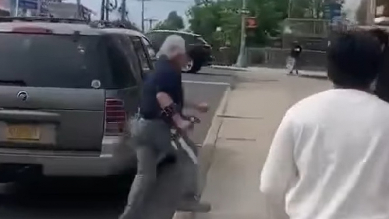 Ужас в Ню Йорк! Вбесен шофьор подгони протестиращите с огромен четиризъбец ВИДЕО 