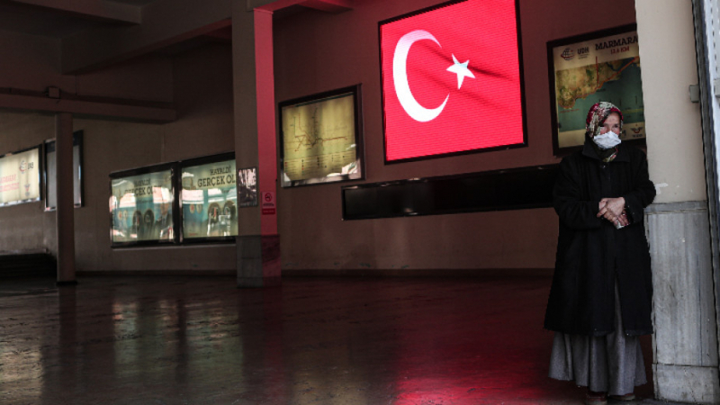 Нова забрана за излизане от домовете през уикенда влиза в сила в Турция