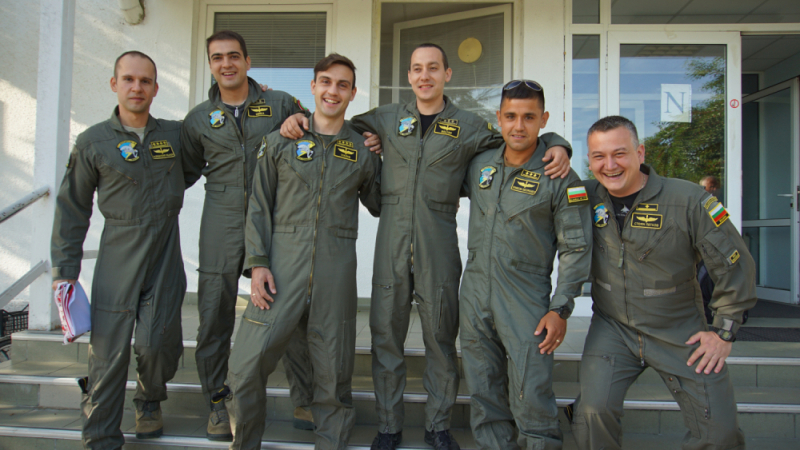 Първите български пилоти, които ще летят на F-16 BLOCK 70, заминават за САЩ СНИМКИ 