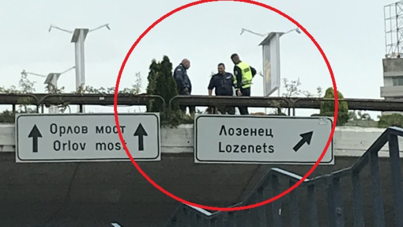 Извънредно в БЛИЦ! Писъци на Моста на влюбените до НДК в София, гъмжи от полиция СНИМКИ