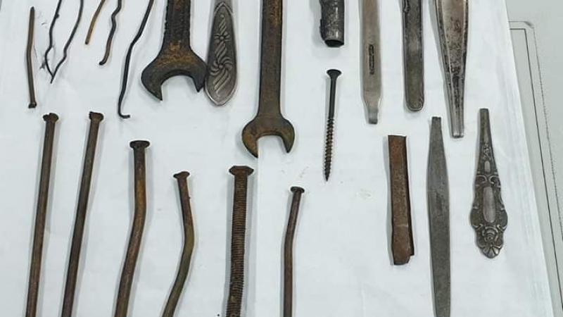 Шок в Стара Загора! Извадиха гаечен ключ, тел, отвертка, пирони и лъжици от стомаха на мъж СНИМКИ