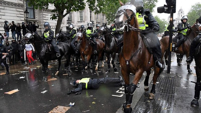Кошмар в Лондон: Протестиращите озверяха, има ранен полицай ВИДЕО 18+