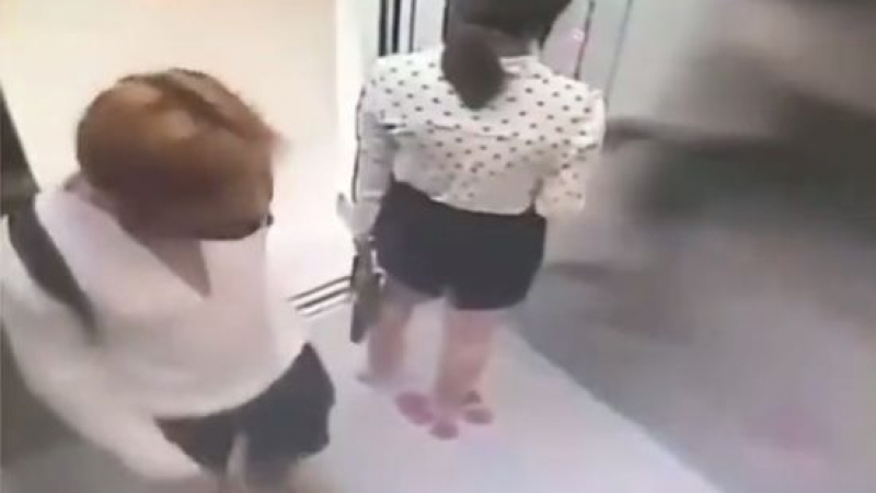 Извратеняк последва девойка в асансьора и снима под полата й ВИДЕО 