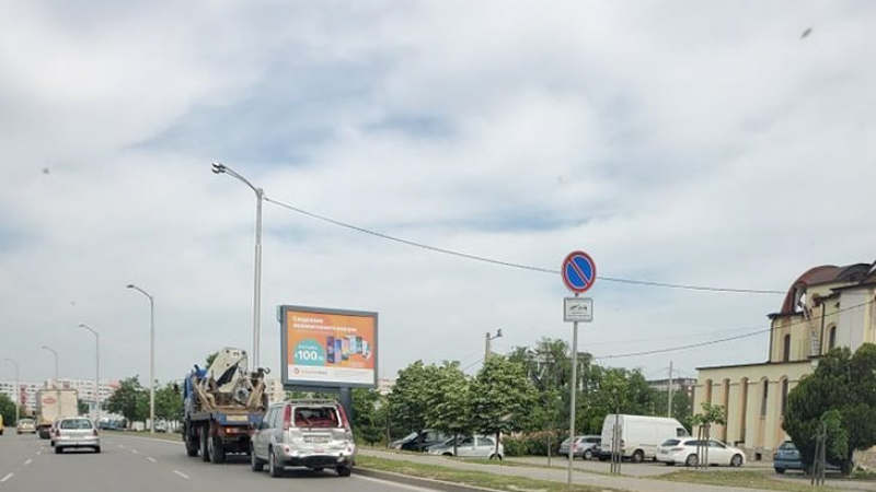 Сигнал до БЛИЦ: Адско меле между джип и камион на столичния бул. "И. Вазов" СНИМКА