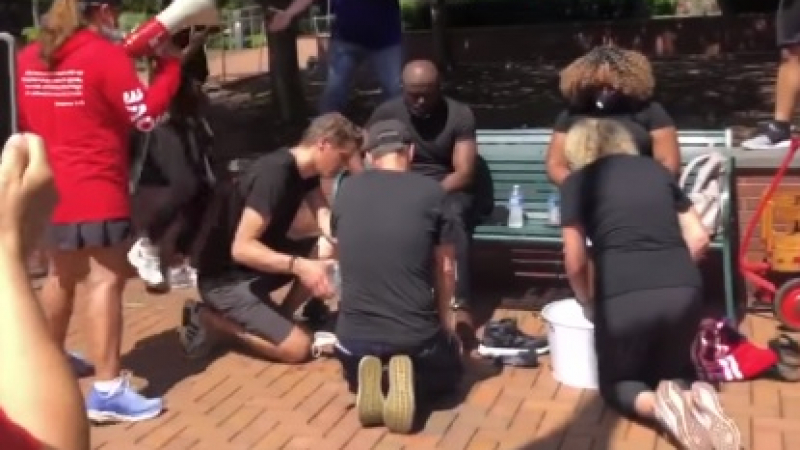 Полицаи на колене мият краката на чернокожи пастори в САЩ ВИДЕО