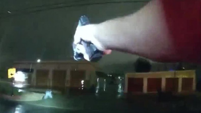 Полицаи в САЩ стреляха 20 пъти в бягащ обирджия, докато го убият