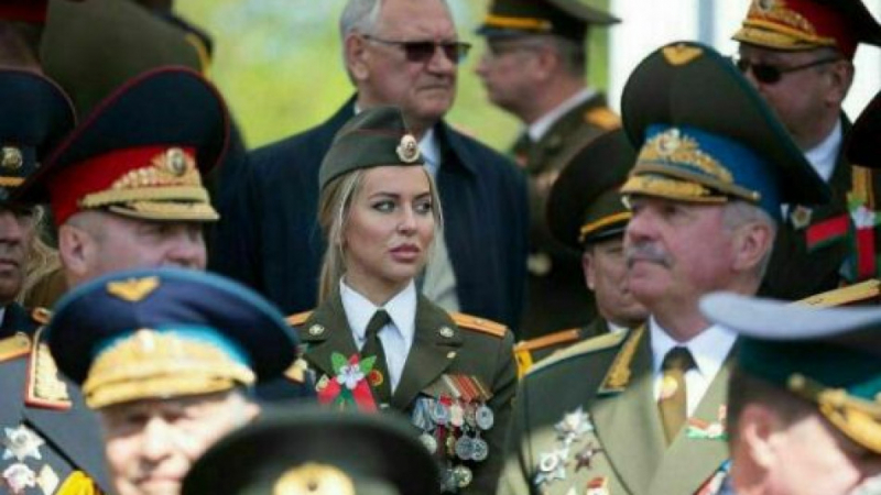 Красавица в униформа и куп медали на VIP трибуната на парад в Минск смая всички 