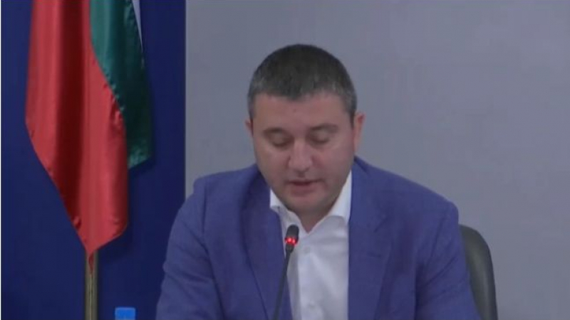 Горанов представи решението за придобиване на акции от ПИБ