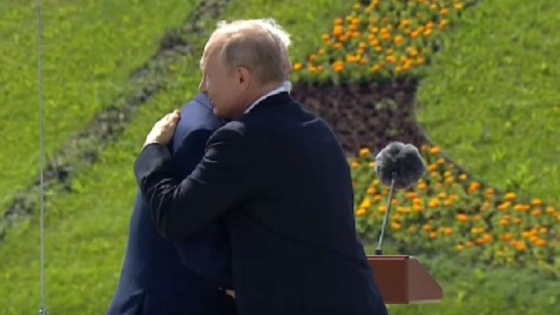 Путин даде пример как да се избегне официалното ръкостискане заради К-19 ВИДЕО 