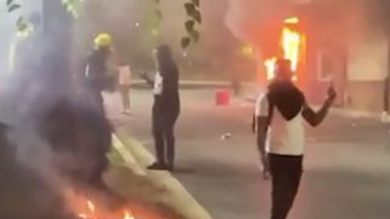 В Атланта е страшно! Подивели протестиращи подпалиха заведение след смъртта на афроамериканец ВИДЕО 