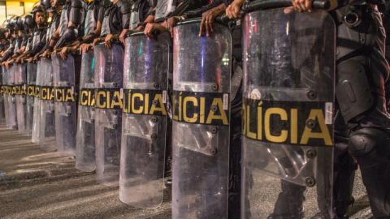 Остри сблъсъци в Бразилия, столицата е блокирана заради К-19 