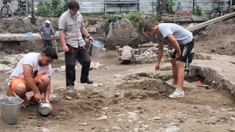 Откриха скелет на млада жена с ценни пръстени в центъра на Пловдив СНИМКИ